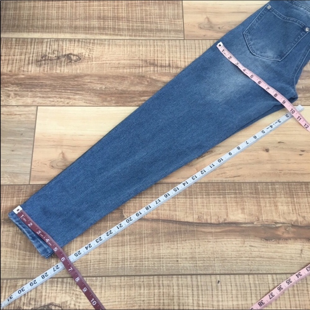 Boohoo | Emily Embroidered Mom Jeans P170 - Picture 6 of 9